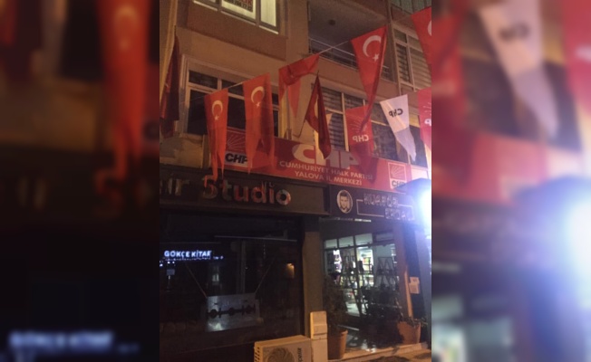 CHP Yalova binasında ki afişleri polis ekipleri indirdi