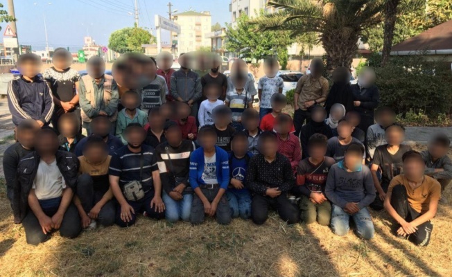 Durdurulan 12 kişilik minibüsten 50 kaçak göçmen çıktı