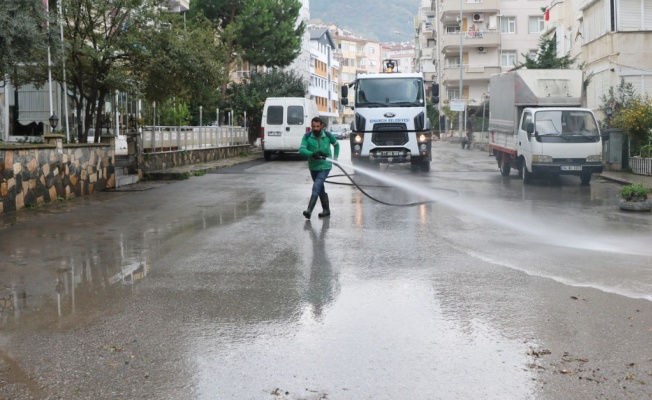 Çınarcık Belediyesi caddeleri temizlendi