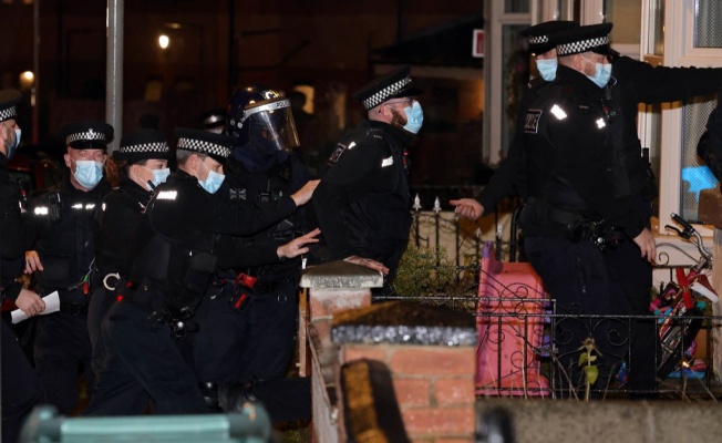 İngiltere Başbakanı polis kılığında denetime çıktı