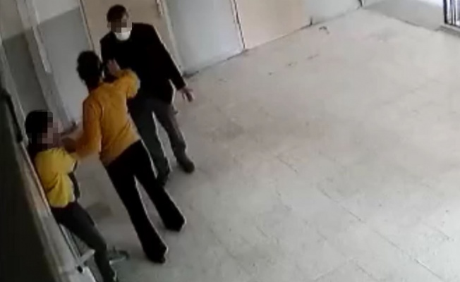 Öğretmen, öğrencisini tekme tokat dövdü