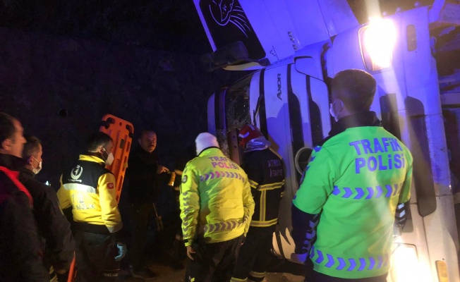Yalova'da tır devrildi: Sürücü yaralandı