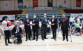 Beşiktaşlı yöneticilerden Yalovalı yöneticilere plaket