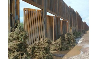Trump'ın milyarlarca dolar harcadığı Meksika duvarı çöktü