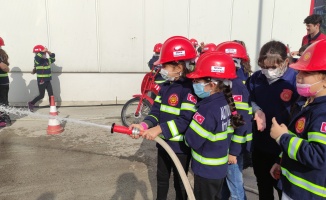 Yalova'da minik çocuklar yangın söndürdü